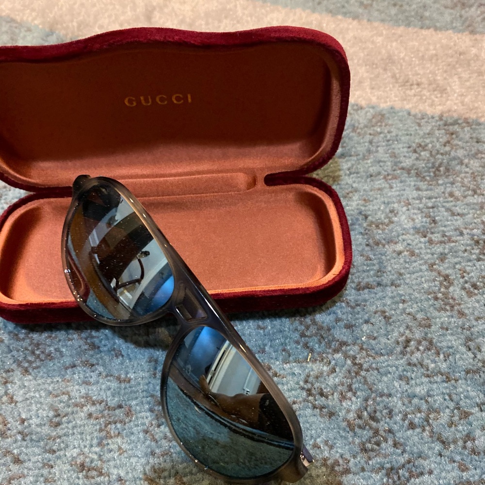GUCCI
60mm Navigator Sunglasses grey Havana color